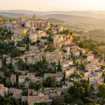 Vue de Gordes, village perché du Luberon au coucher du soleil