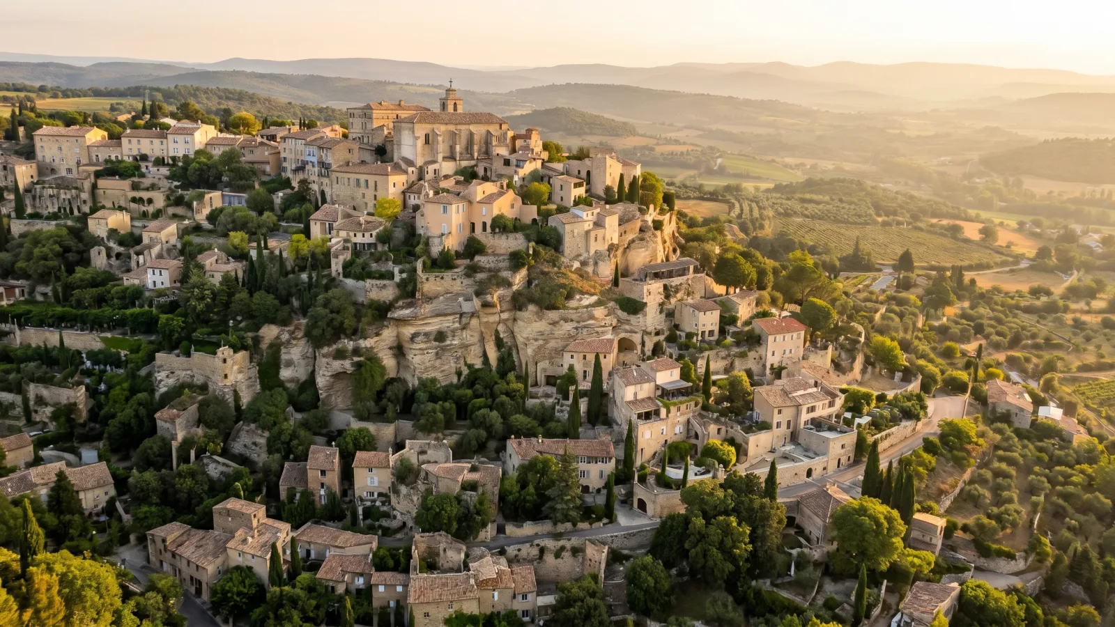 Vue de Gordes, village perché du Luberon au coucher du soleil