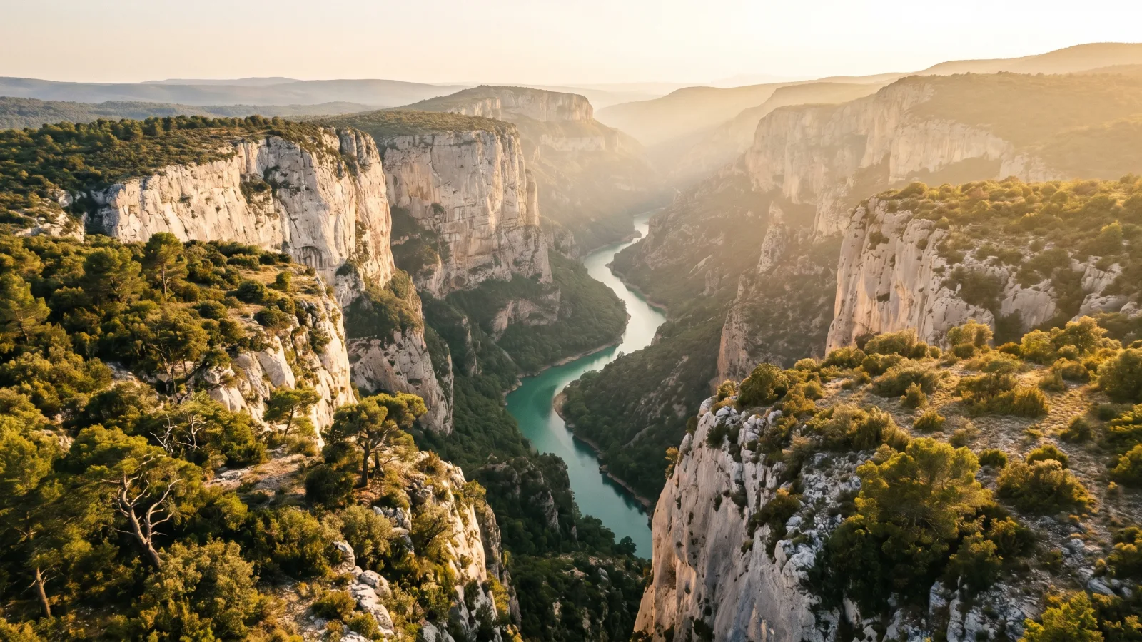 Vue panoramique des Gorges du Verdon, le plus grand canyon d'Europe