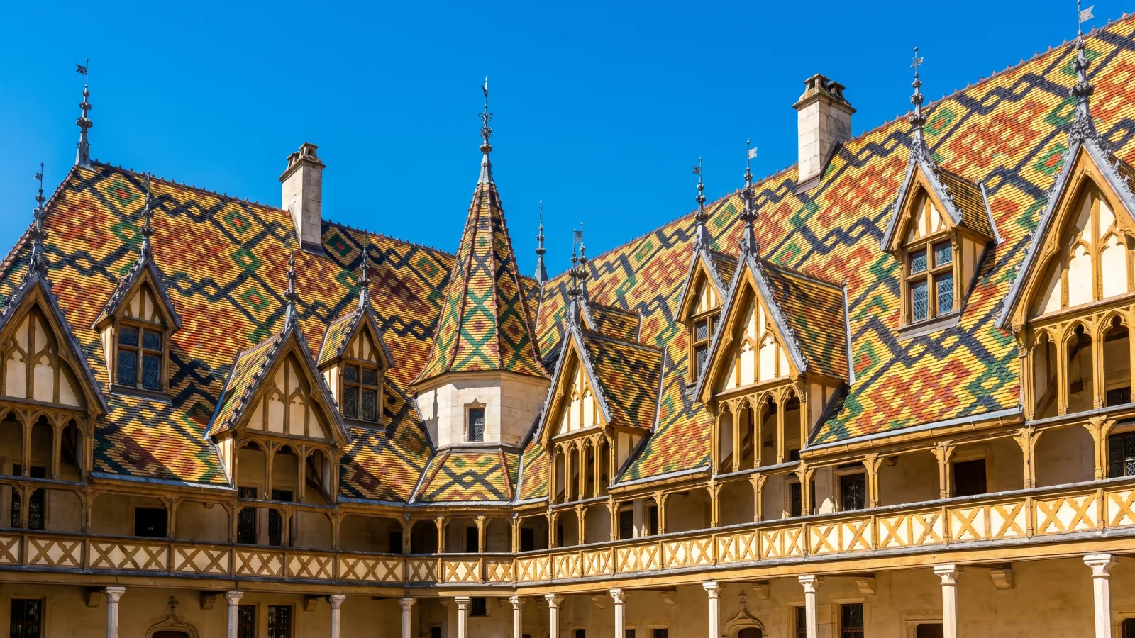Toits de tuiles vernissées des Hospices de Beaune en Bourgogne