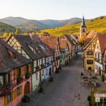 Village de la route des vins d'Alsace aux maisons à colombages