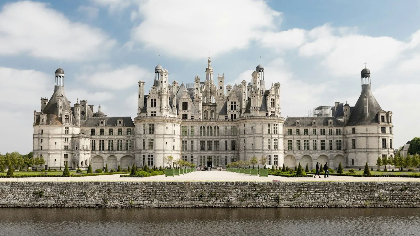 La façade Renaissance du château de Chambord vue depuis le canal du Cosson