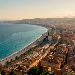 Vue panoramique de la baie des Anges et des toits du Vieux Nice depuis la colline du Château