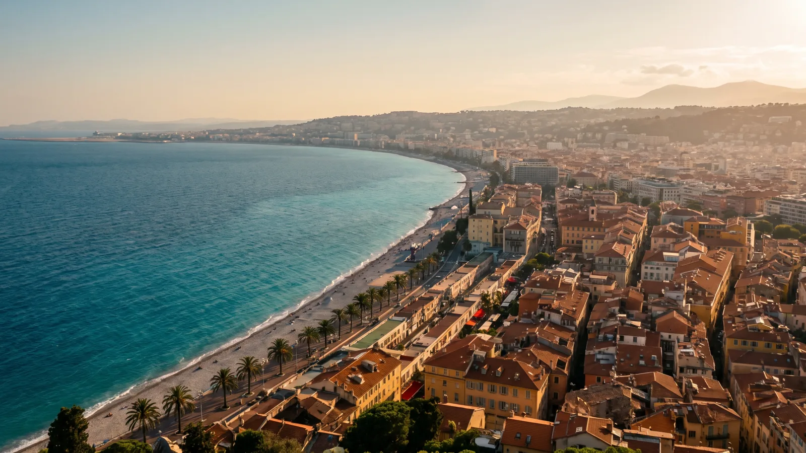 Vue panoramique de la baie des Anges et des toits du Vieux Nice depuis la colline du Château