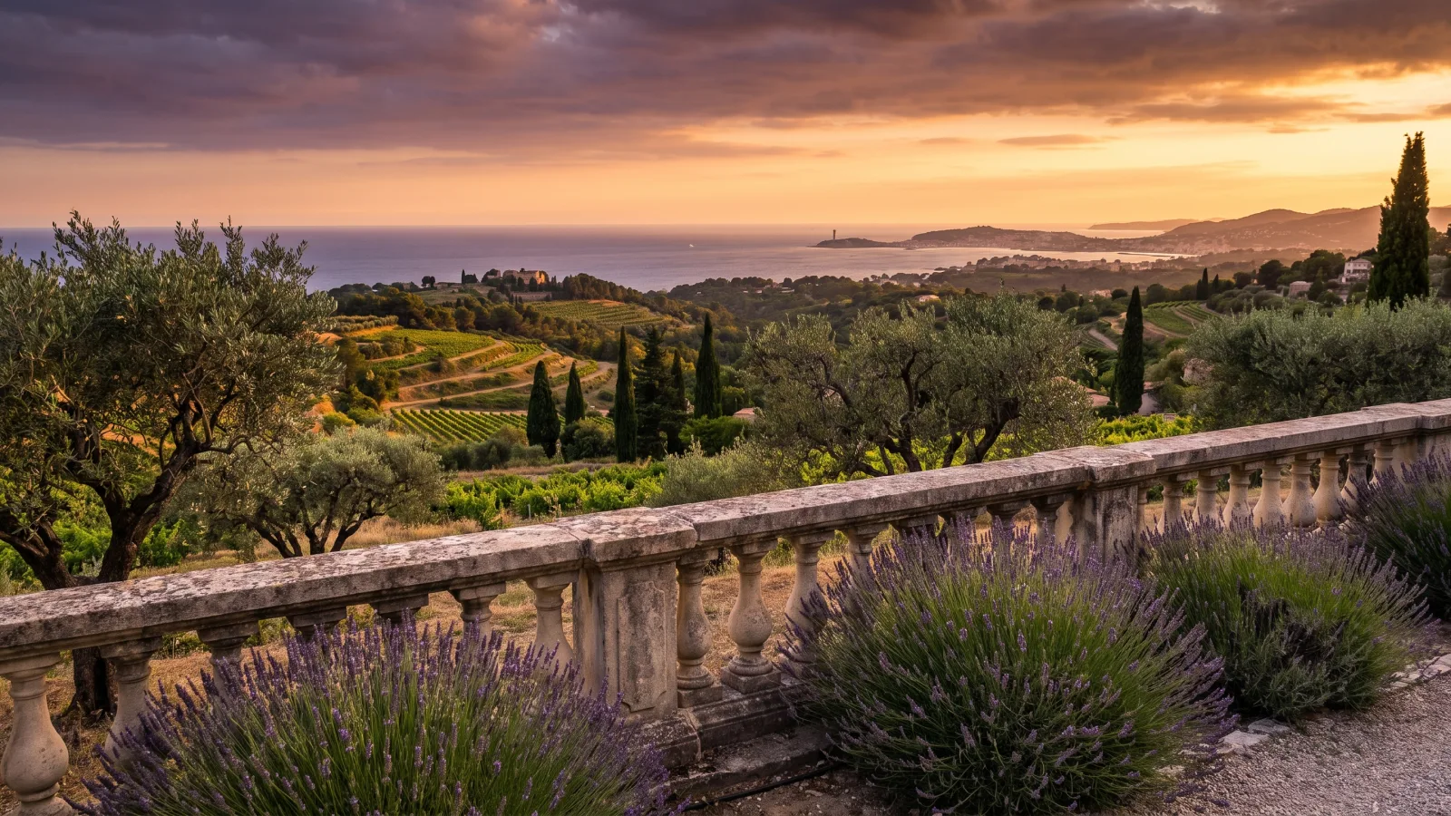 Panorama depuis un village perché sur la Méditerranée
